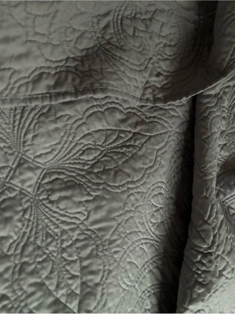 King Quilt Silver Grey Ornate Embossed Medallion Pattern Excellent Cond